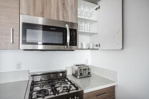 Blueground Hollywood gym near Walk of Fame LAX-1217