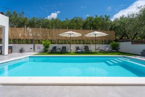 Apartment Gironi with Pool, Jacuzzi