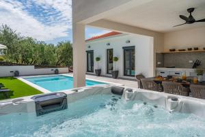 Apartment Gironi with Pool, Jacuzzi