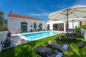 Apartment Gironi with Pool, Jacuzzi