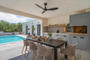 Apartment Gironi with Pool, Jacuzzi