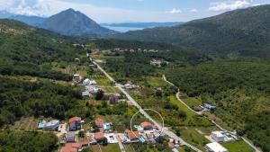 Apartment Gironi with Pool, Jacuzzi