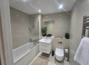 Snuggle Inn - Riverside Apartments - Views Over looking London River Thames, Close to O2 Arena, London Excel, London City Airport, Thames Clipper- River Boat Service, Woolwich Ferry, Onsite parking, TWIN ROOM OPTION available