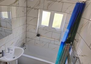 PRIVATE ROOM In TOWN CENTRE FREE PARKING WI FI AND PATIO WITH AA STAY LTD