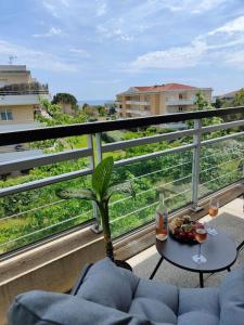 Bright & calm sea-view apartment