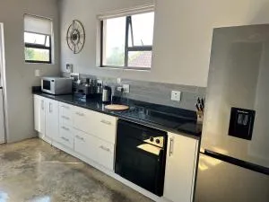 Sleek, Smart Cottage in Douglasdale - Four Ways