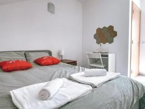 Seaside room in a Peniche townhouse featuring a private bathroom and shared access to the swimming pool and kitchen - Estrada