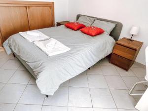 Seaside room in a Peniche townhouse featuring a private bathroom and shared access to the swimming pool and kitchen