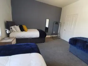 Comfy and Cozy 3 Bed house, free parking & Wifi - Birkenhead