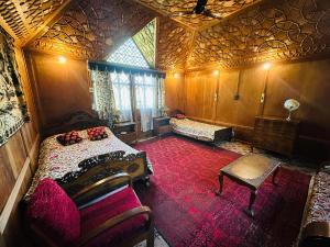 Maharaja palace houseboat