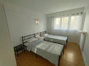 5 mn, 450m walk Metro La Defense, 3 bedrooms, Parking