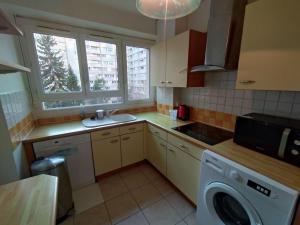 5 mn, 450m walk Metro La Defense, 3 bedrooms, Parking