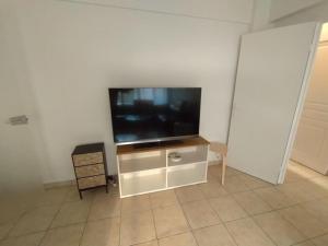 5 mn, 450m walk Metro La Defense, 3 bedrooms, Parking