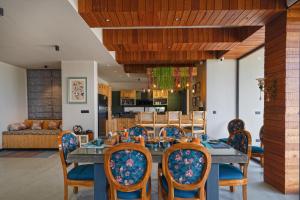 SaffronStays Aruunoday - 4BR luxury hill villa with games room, theatre, fireplace, bonfire & valley decks