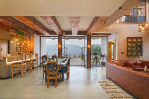 SaffronStays Aruunoday - 4BR with Theatre, Deck & Bonfire