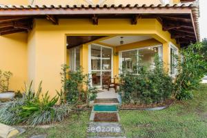 Casa em condo com piscina, a 300m da praia ALI024