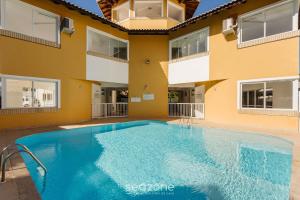 Casa em condo com piscina, a 300m da praia ALI024