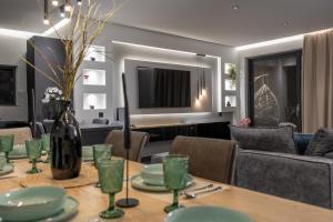 Μr & Μrs Grey -Private Luxury Villas