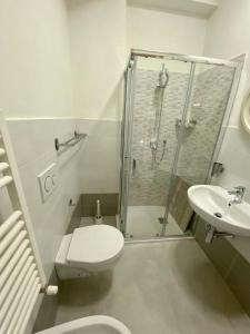 Alloggio 4 e 5 in centro, con giardino, a 150 m dal mare