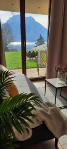 Inspiration - zwei Terrassen mit Seeblick und Garten