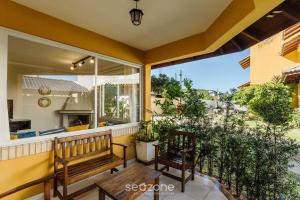 Casa em condo com piscina, a 300m da praia ALI024