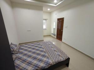 LEOs DEN 13 Guests AC 3BHK 9 mins to RGIA