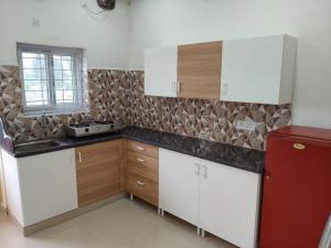 LEOs DEN 13 Guests AC 3BHK 9 mins to RGIA
