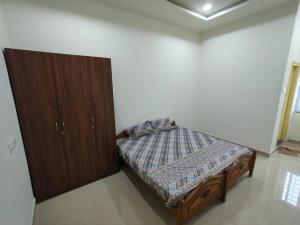LEOs DEN 13 Guests AC 3BHK 9 mins to RGIA