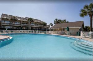 3 min walk to beach- Gulf breeze lakefront retreat! Sleeps 8