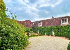 Maisons de vacances Les Gites de Pronleroy l Gite Rural 27 Couchages et SPA En Picardie : photos des chambres