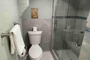 Discover Charm City from a Cozy Retreat