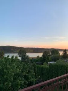 Apartamenty i pokoje z widokiem na jezioro Wielewskie - Broda