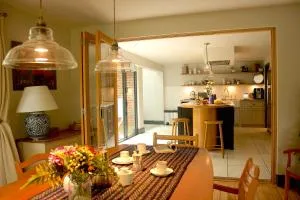 Modernised seven bedroom country house and garden with hot tub - 锡辛赫斯特