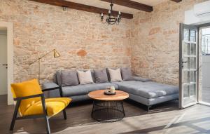 Pet Friendly Home In Dubrava Kod Sibenika 