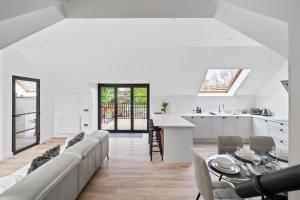 CORN FLOUR LODGE at PITKERRO MILL, 3 double bedrooms with TVs, 1 en-suite, 2 further bathrooms, fully equipped kitchen, large family dining area, FREE parking and WiFi, HOT TUB, private garden, short mid and longterm stays available with HONEYCOMB HO