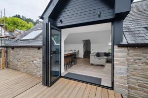 CORN FLOUR LODGE at PITKERRO MILL with HOT TUB 3 double bedrooms with TVs, 1 en-suite, 2 further bathrooms, fully equipped kitchen, large family dining area, FREE parking, WiFi, private garden, short, mid,longterm stays available with HONEYCOMB HOSTS