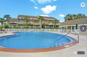 3 min walk to beach- Gulf breeze lakefront retreat! Sleeps 8