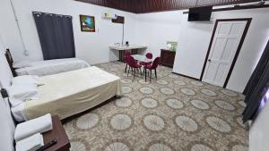 Sleep&Go! Cabina Cuadruple en Siquirres Centro - and rafting tour!