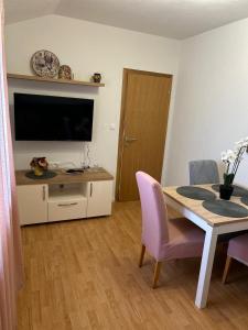 Apartment Lovre Topic