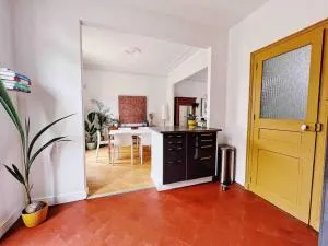 Jolie maison avec terrasse dans le centre, au calme - 雷泽