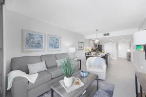 Breath-taking beachfront condo with poolspaviews