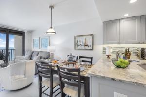 Breath-taking beachfront condo with poolspaviews