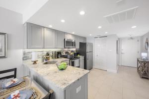 Breath-taking beachfront condo with poolspaviews