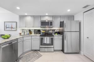 Breath-taking beachfront condo with poolspaviews