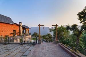 SaffronStays Aruunoday - 4BR with Theatre, Deck & Bonfire