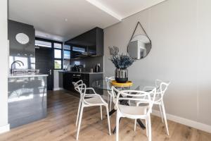 Burmeister 202 - 2 Bedroom Apartment Across from Ocean - Onsite Free Parking