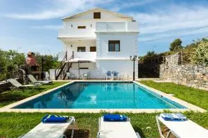 Villa Eleftheria: 5 bedroom villa with Pool & Jacuzzi in Panormo! - Perama