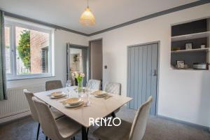 Bright and Warm Home in Lincoln by Renzo, Free Wi-Fi, Perfect for Staycations!