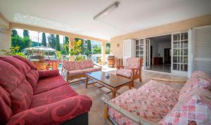 R153 - Espaciosa Villa con Piscina Privada en Coma