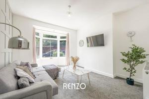 Cosy and Lovely 3-bed Home in Lincoln by Renzo, Free Wi-Fi, Sleeps 8!